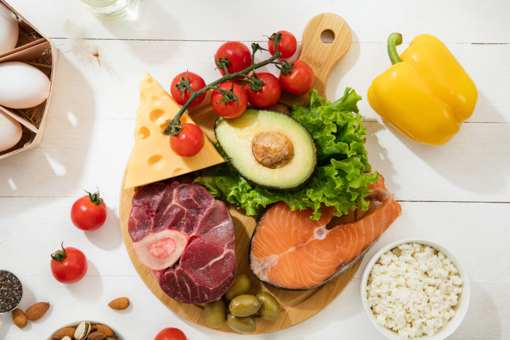 odpowiednia dieta to zdrowie Ogranicz spożycie tłustych produktów, takich jak fast foody, smażone potrawy i gotowe przekąski. Zamiast tego, wybieraj źródła zdrowych tłuszczów, takich jak awokado, orzechy, nasiona chia i oliwa z oliwek.